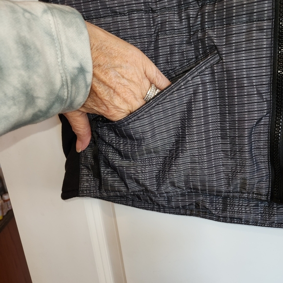 The North Face Gray/Black Goose Down Puffer Vest Size M Zip Pockets Cinch Waist - Picture 3 of 15